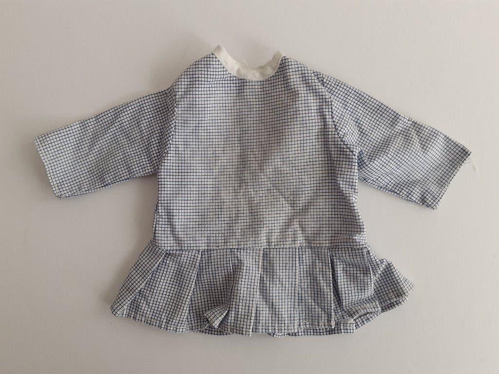 retro vintage poppenjurkje blauw geruit poppenkleertjes, Verzamelen, Ophalen of Verzenden, Gebruikt, Kleertjes