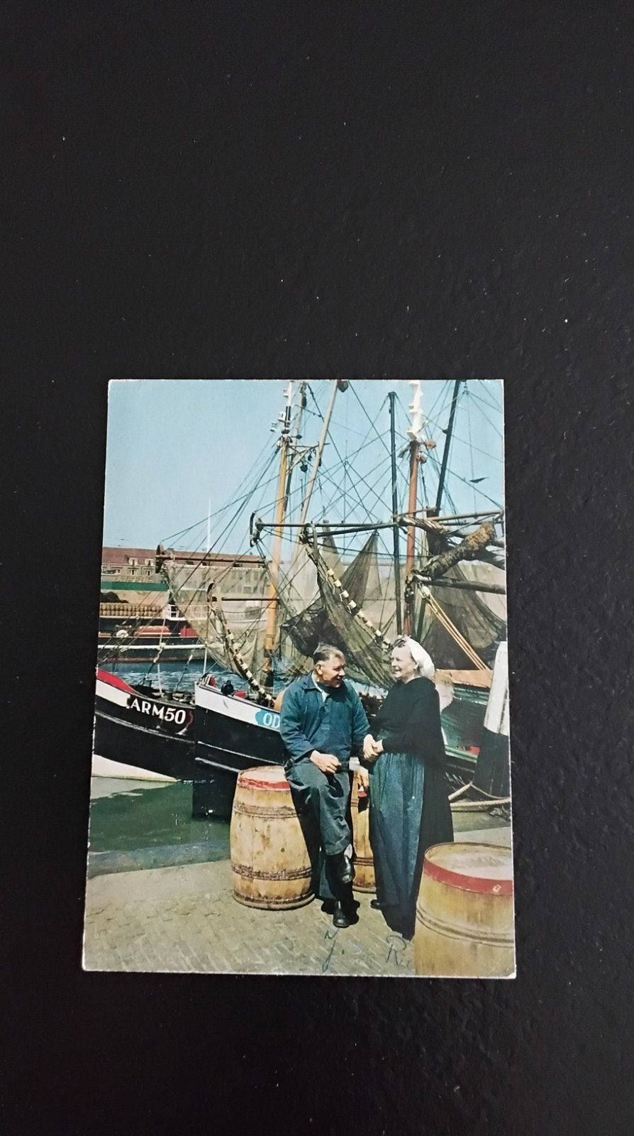 Oude ansichtkaart Scheveningen, vissers en schip ARM50, Verzamelen, Ophalen of Verzenden, 1960 tot 1980, Gelopen, Zuid-Holland
