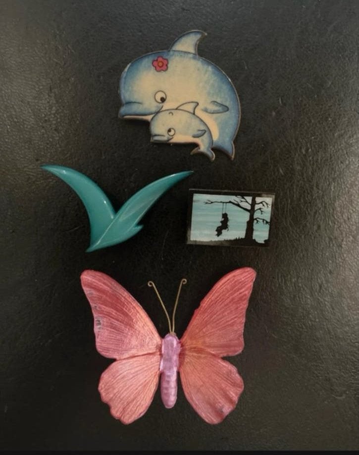 Vier vintage broches: walvis, vlinder, vogel, schomm, Overige materialen, 4 tot 7 cm, Gebruikt, Overige kleuren