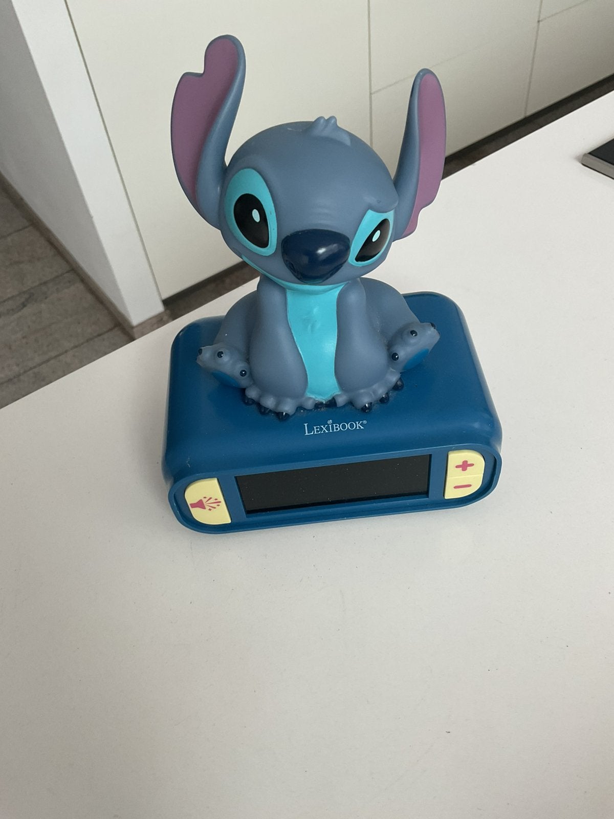 Stitch Disney wekker met licht en muxiek geluid, Verzamelen, Ophalen, Overige figuren, Zo goed als nieuw, Beeldje of Figuurtje