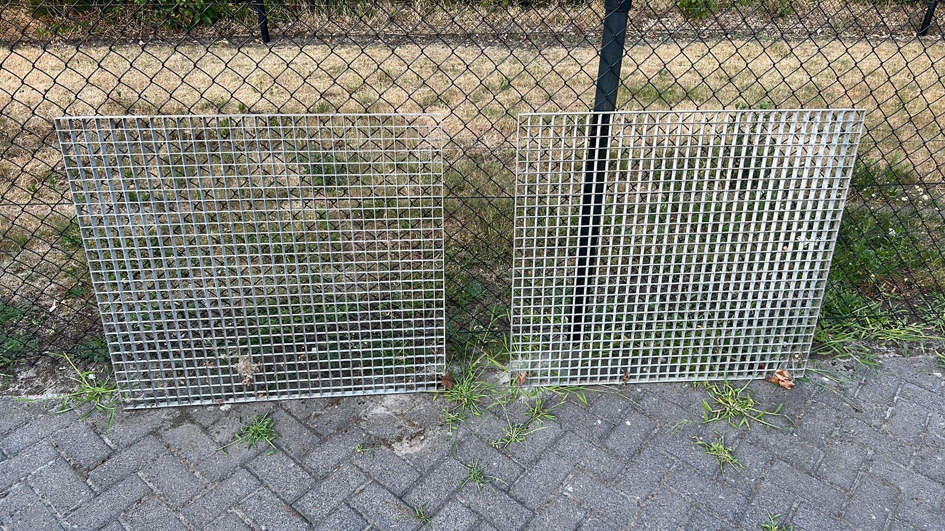 2 stuks gegalvaniseerde vloer roosters. 100 x 90 cm., Ophalen, Zo goed als nieuw