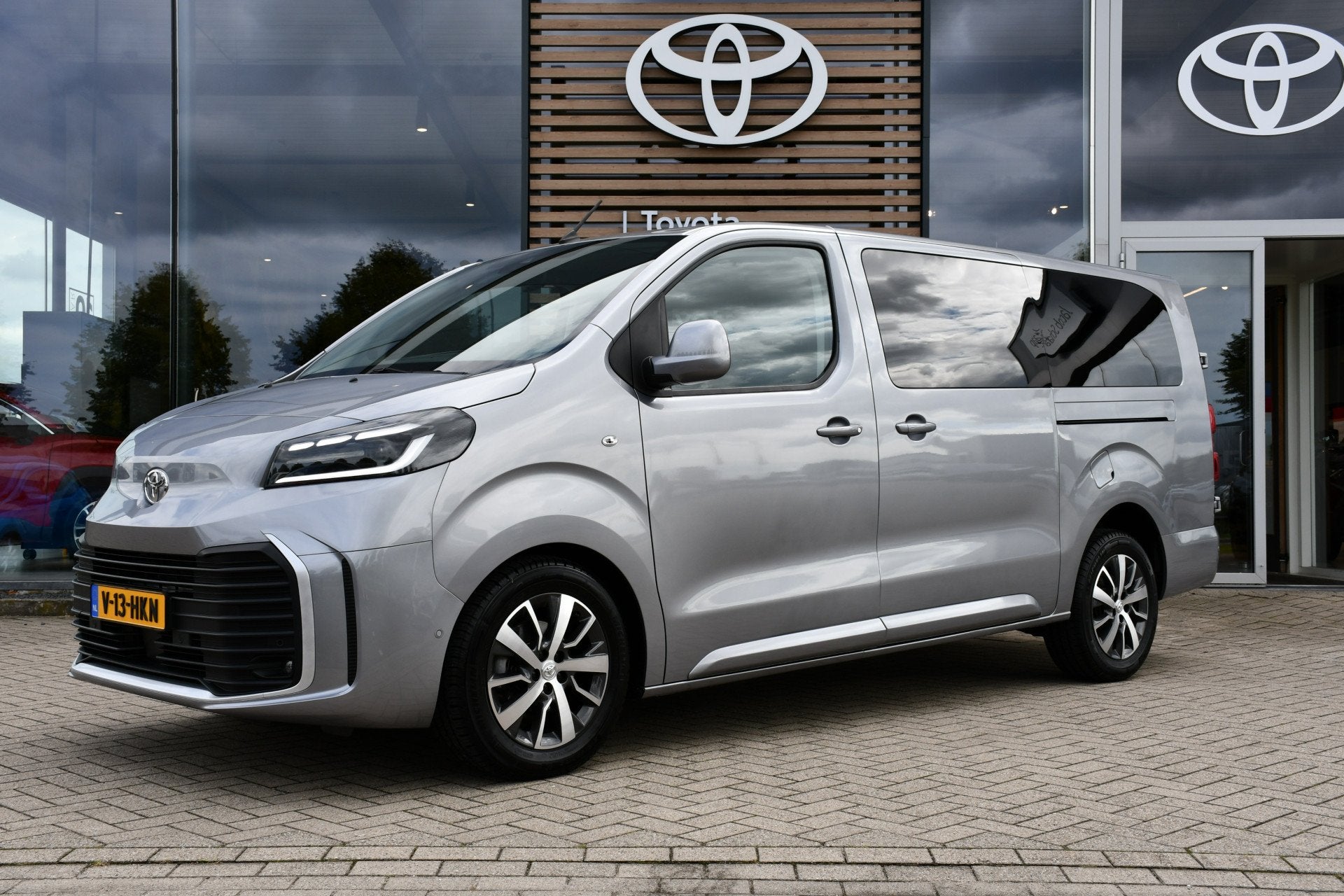 Toyota ProAce Worker 2.0 D-4D Professional DC Automaat 177pk, Auto's, Gebruikt, 4 cilinders, Bedrijf, Zilver of Grijs