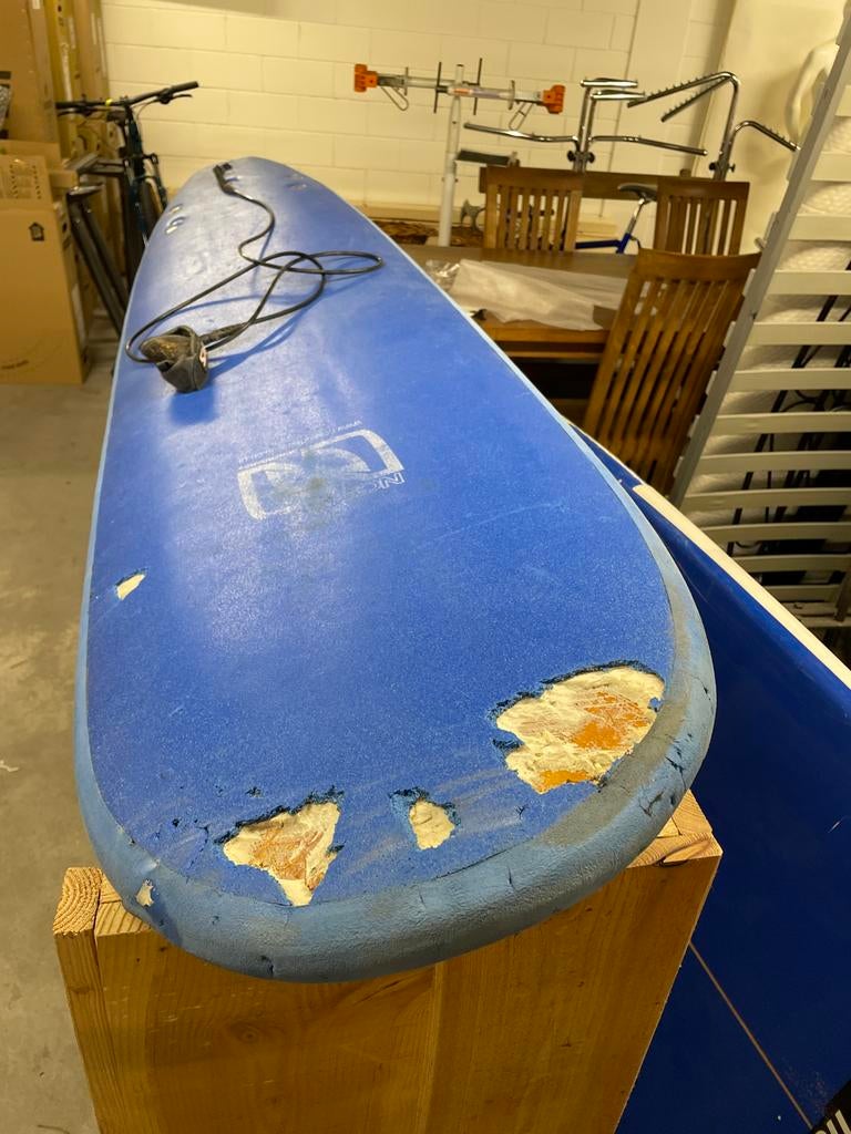 Surfbord met bijtschade van hond, Ophalen of Verzenden, Gebruikt, Funboard, Met koord