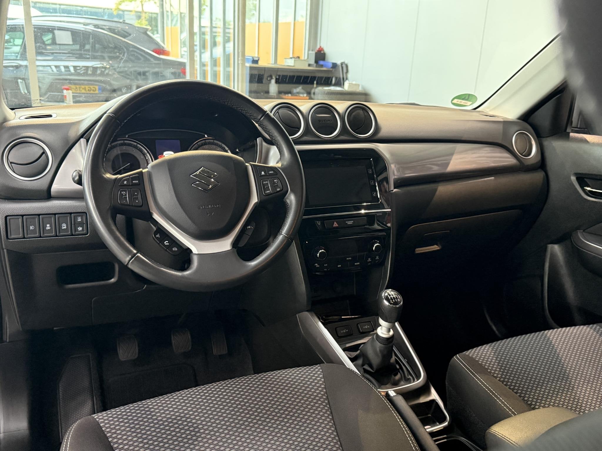 Foto 7 van Suzuki Vitara 1.4 Boosterjet Select Smart Hybrid Navigatie