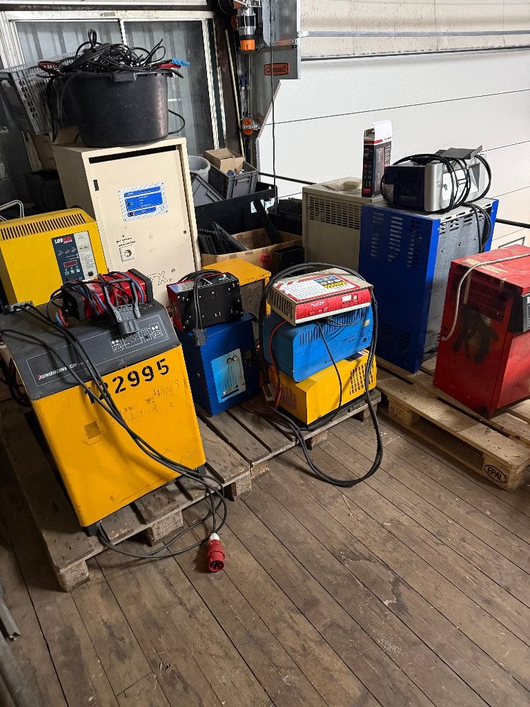 heftruck opladers 24v  36v 48v en 80 volt en div. batterijen, Ophalen, Zo goed als nieuw