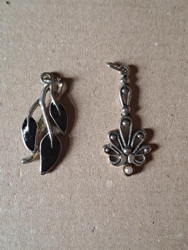 Zilveren hanger blad met emaile  en verzilverd blad, Ophalen of Verzenden, Zo goed als nieuw, Zilver, Zilver
