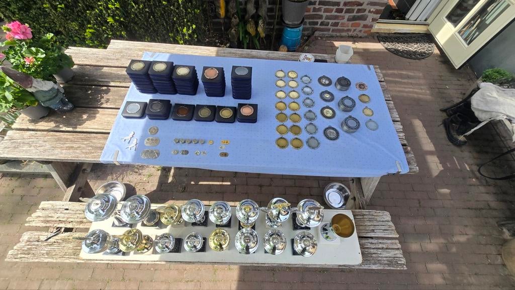 Grote partij nieuwe bekers en medailles - T.E.A.B., Ophalen, Brons, Nederland