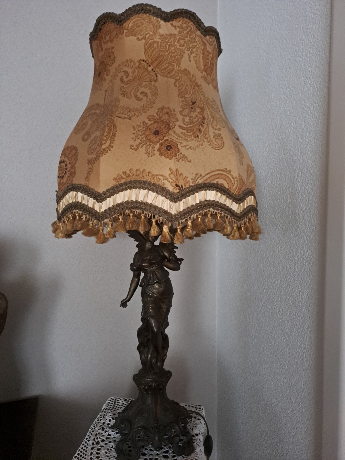 Klassieke staande lamp met engelvoet en stoffen kap, Antiek en Kunst, Antiek | Lampen, Ophalen