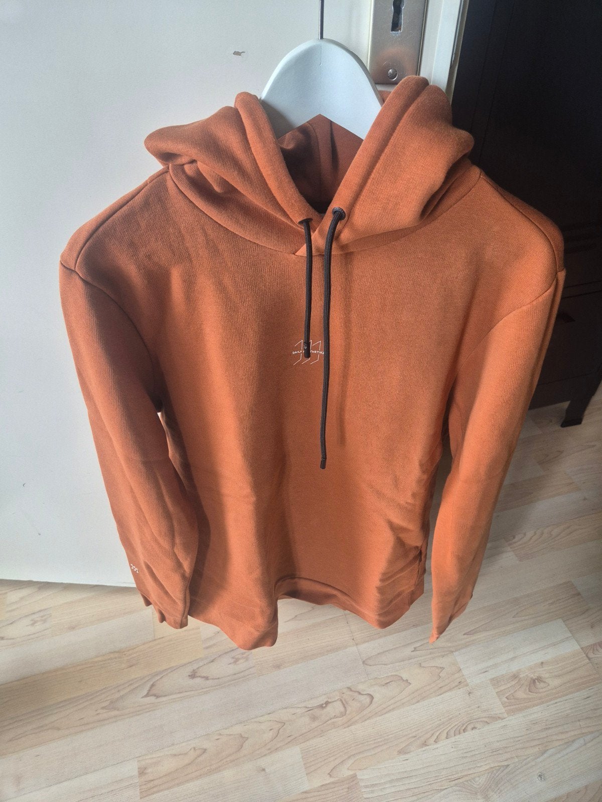 Daily Aesthetikz Hoodie Maat L camel kleur, Maat 52/54 (L), Nieuw, Oranje, Ophalen of Verzenden