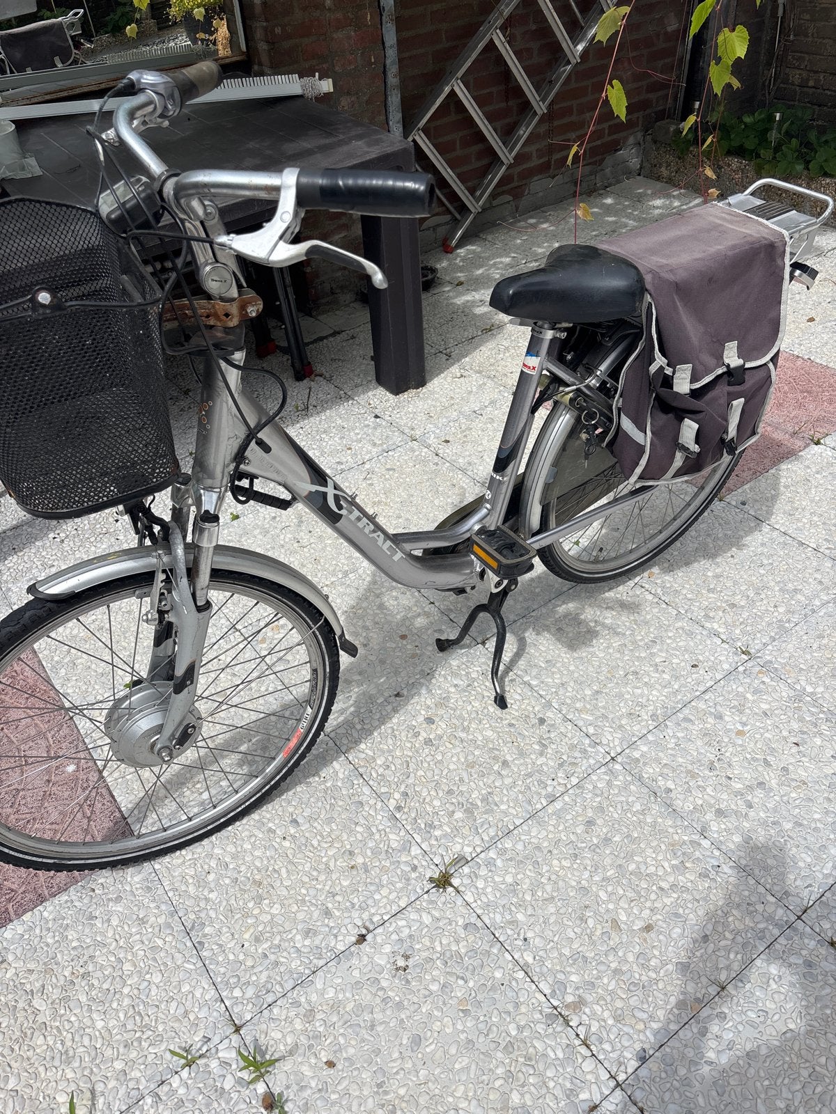 Gebruikte elektrische fiets met mand en fietstassen, Fietsen en Brommers, Elektrische fietsen, Gebruikt, 51 tot 55 cm, 30 tot 50 km per accu