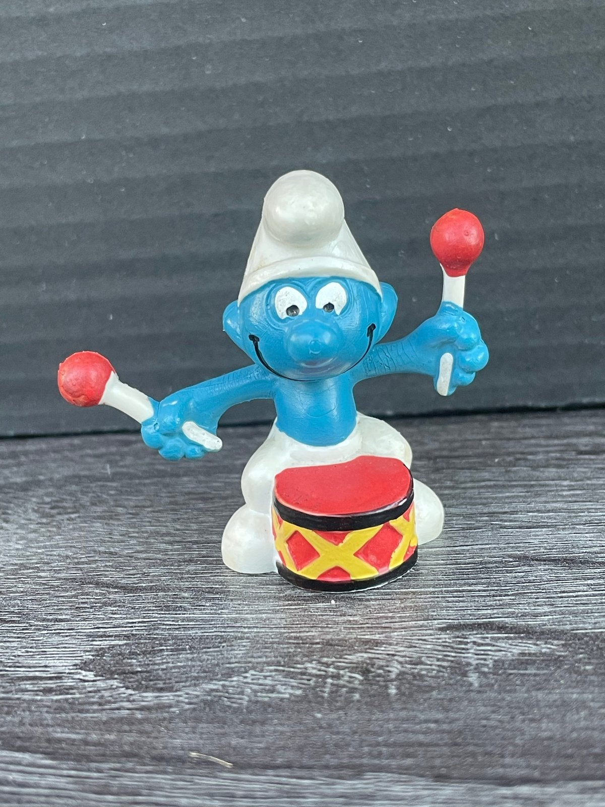 Smurf met trommel - Vintage Smurfen figuurtje, Verzamelen, Smurfen, Ophalen of Verzenden, Gebruikt, Overige Smurfen, Poppetje, Figuurtje of Knuffel