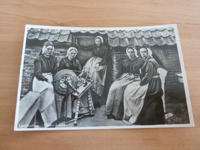 Terschelling 1954 Klederdracht, Ophalen of Verzenden, 1940 tot 1960, Gelopen, Waddeneilanden