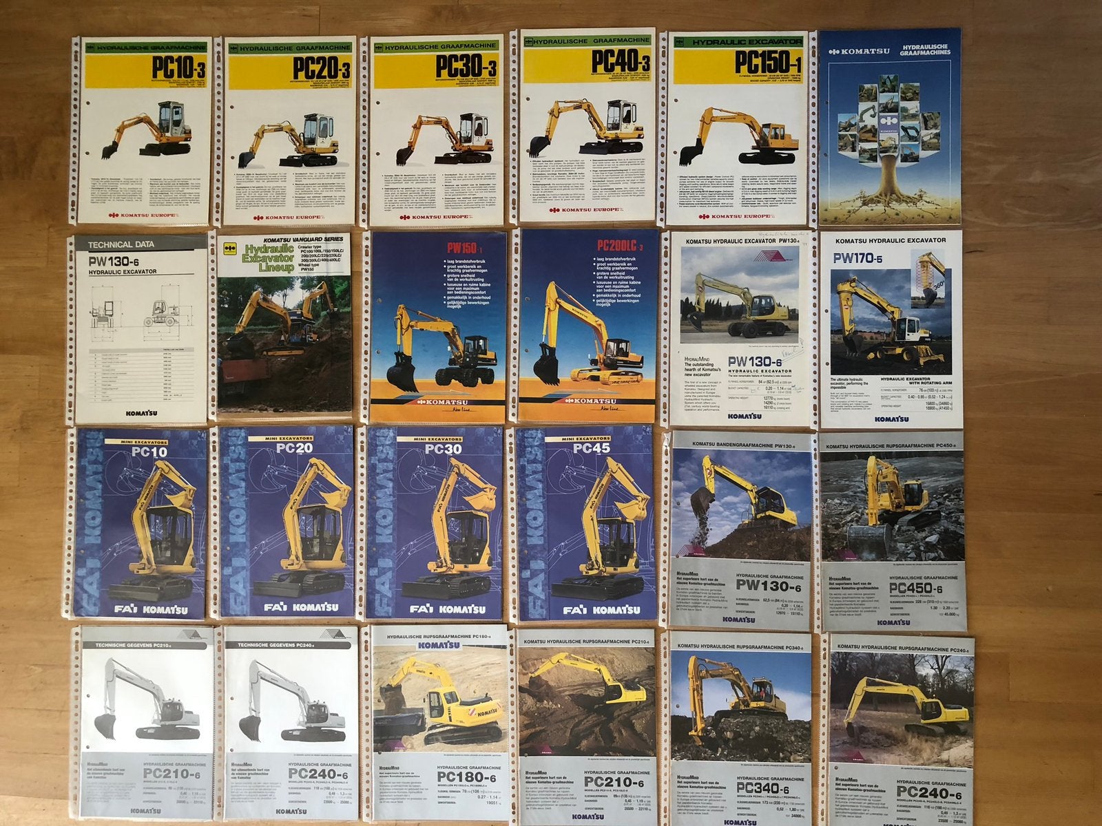 Folders Komatsu graafmachines, Ophalen of Verzenden, Gelezen, Folder