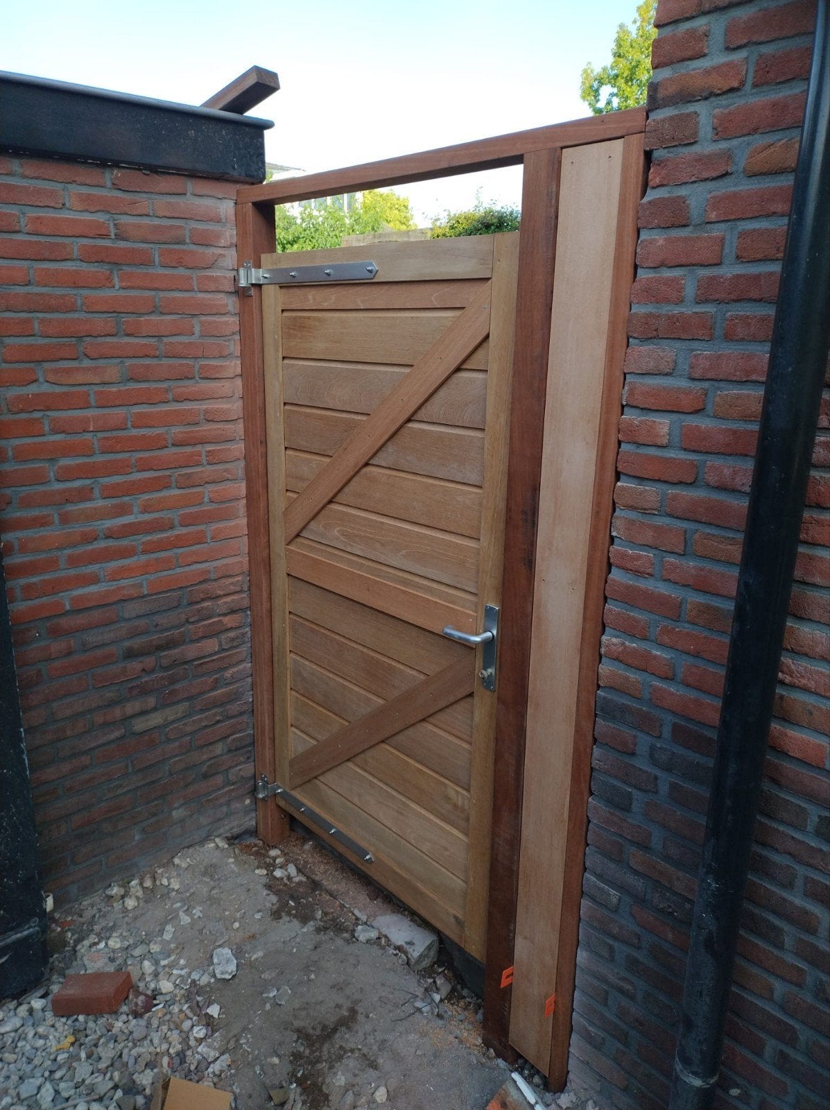 Nieuwe Hardhouten Poortdeur inclusief duimhengen, Ophalen of Verzenden, Nieuw, Buitendeur, 200 tot 215 cm