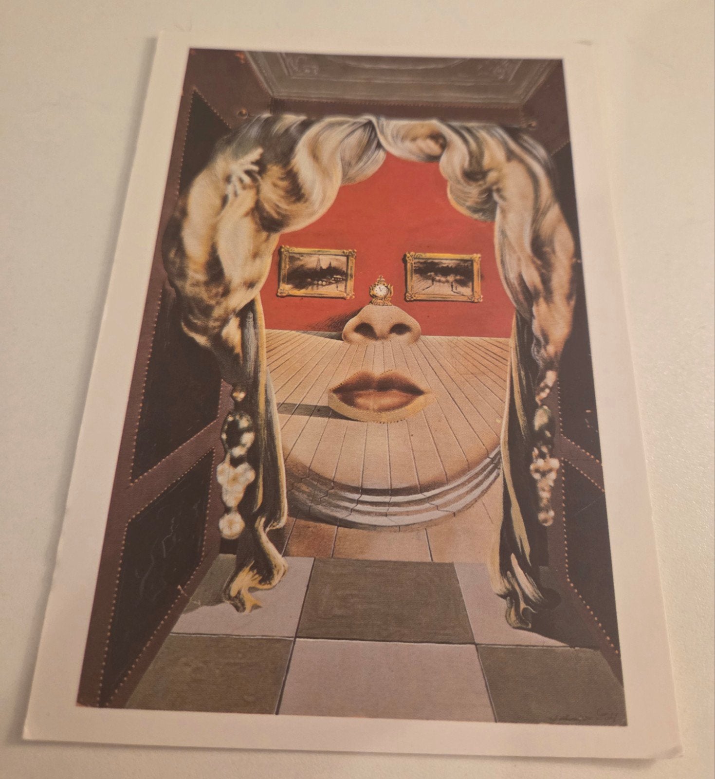 Ansichtkaart Salvador Dalí - Gezicht van Mae West, Verzenden, 1980 tot heden, Ongelopen, Overige thema's
