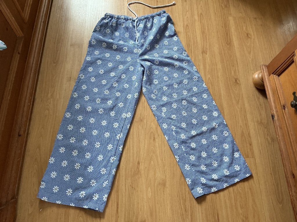 Blauw/witte broek van Shein. Maat M, Kleding | Dames, Maat 38/40 (M), Blauw, Ophalen of Verzenden, Zo goed als nieuw