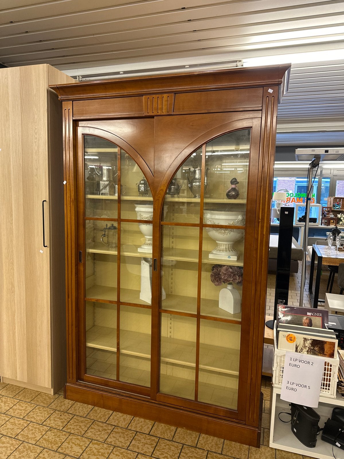 Antieke houten vitrinekast met glazen schuifdeuren, Ophalen