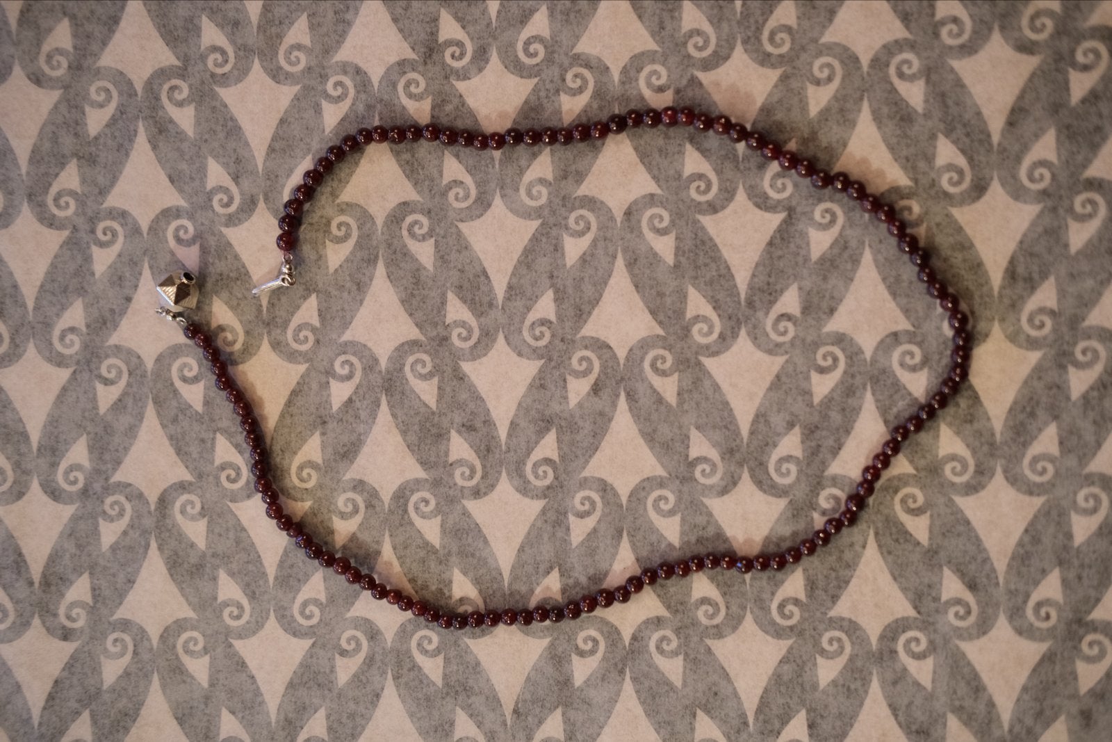 Ketting met donkerrode steentjes en zilveren sluiting, Ophalen of Verzenden, Zo goed als nieuw, Met edelsteen, Rood
