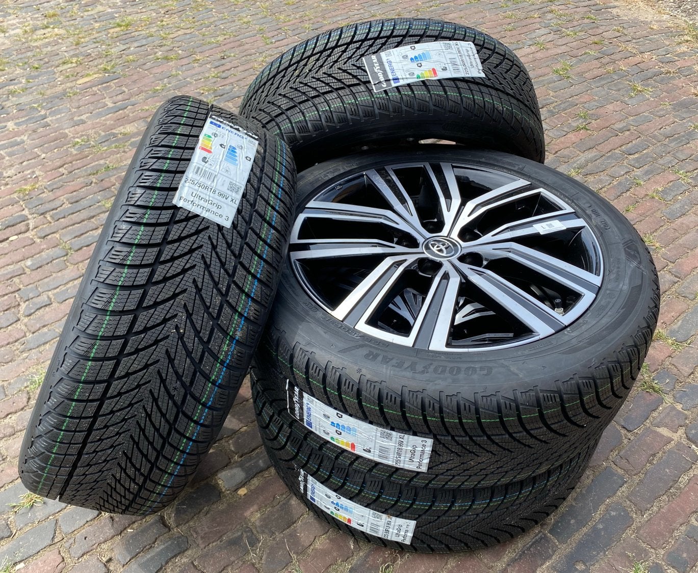 NIEUWE 18” Toyota Corolla Cross velgen + TPMS+ winterbanden, Auto-onderdelen, Banden en Velgen, 18 inch, Banden en Velgen, Nieuw