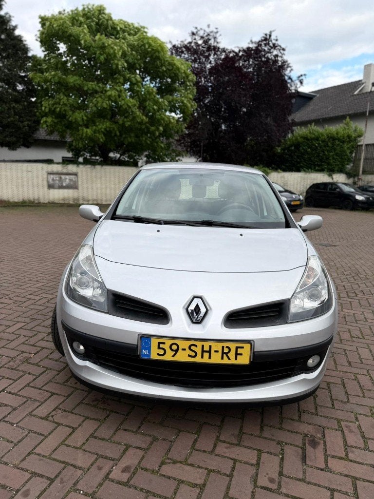 Renault Clio 1.6 16V 82KW 5-DRS 2006 Grijs, Auto's, Voorwielaandrijving, 4 cilinders, Metallic lak, Origineel Nederlands
