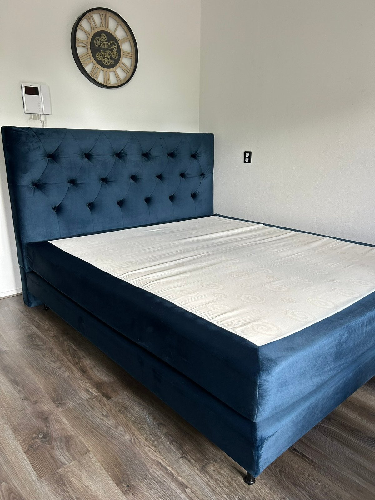 Prachtig tweepersoons boxspring in donkerblauwe velvet stof, Ophalen, Gebruikt, Blauw, Tweepersoons