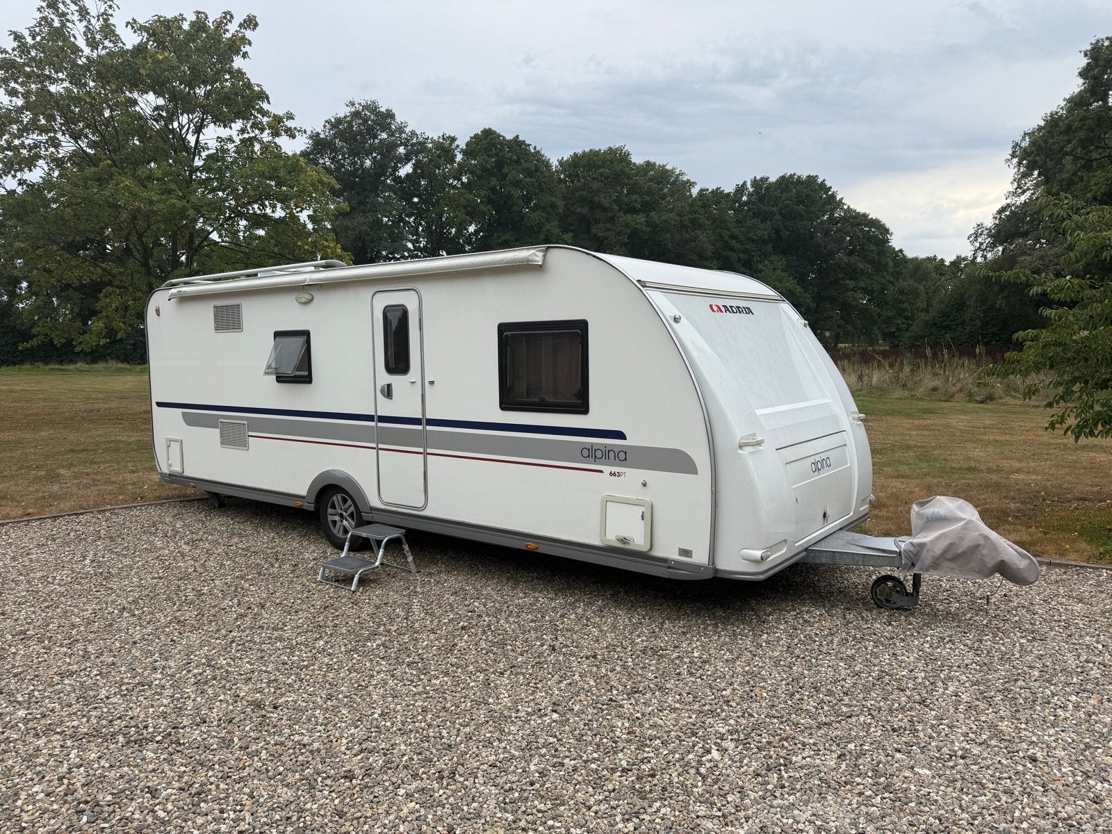 Adria Alpina 663 PT - Luxe gezinscaravan met 3p stapelbed, Vast bed, Rondzit, Airco, Particulier