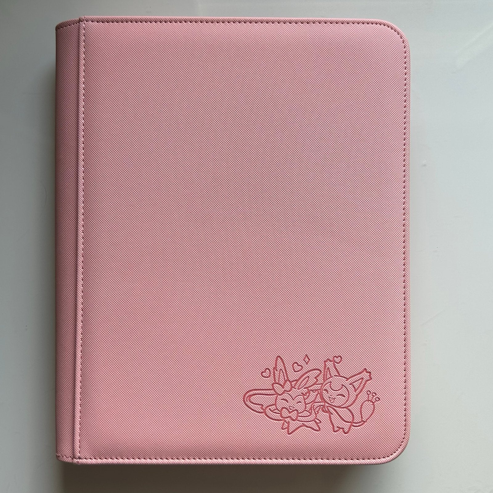 Roze Pokémon sylveon en skitty  toploader Binder, Ophalen of Verzenden, Zo goed als nieuw, Overige typen