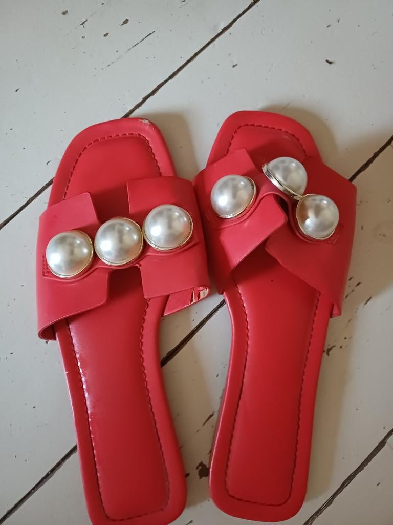 Slippers maat 37 kleine beschadiging binnenkant, Ophalen of Verzenden, Gedragen