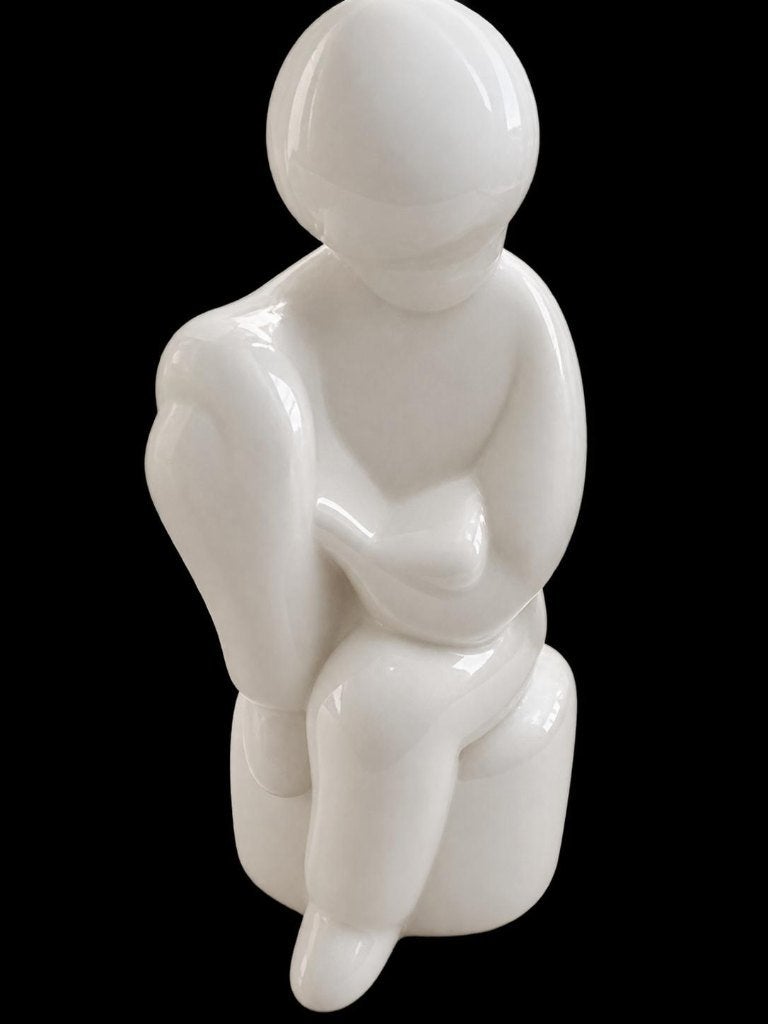 Modern wit beeldje zittende figuur, 18 cm, Ophalen, Minder dan 20 cm, Beeld, Modern