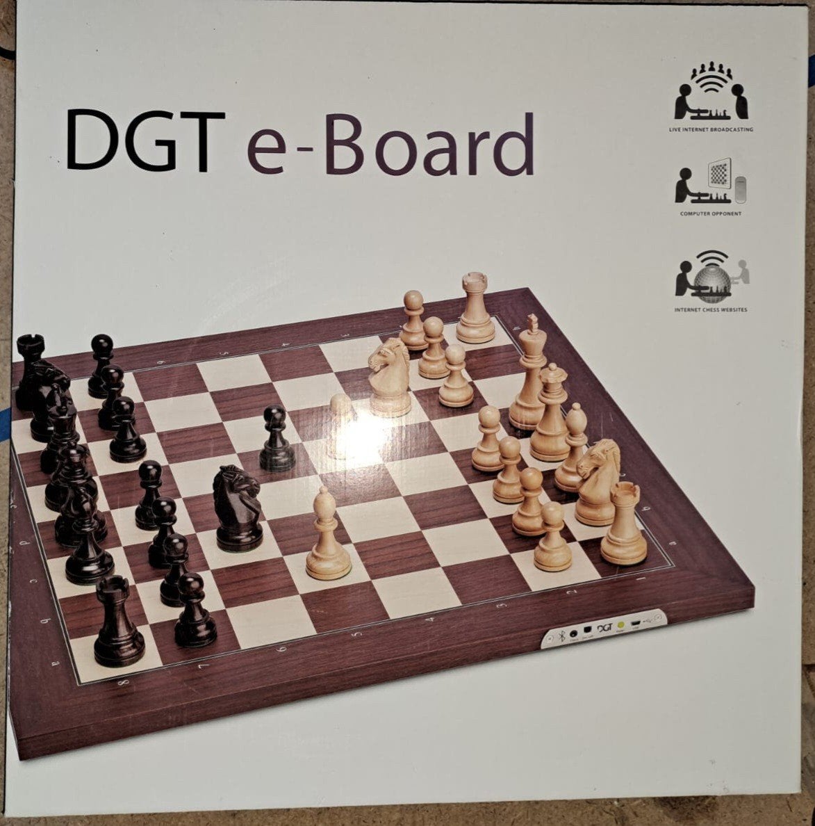 DGT e-Board met schaakstukken en schaakklok, Ophalen of Verzenden, Zo goed als nieuw, Schaken