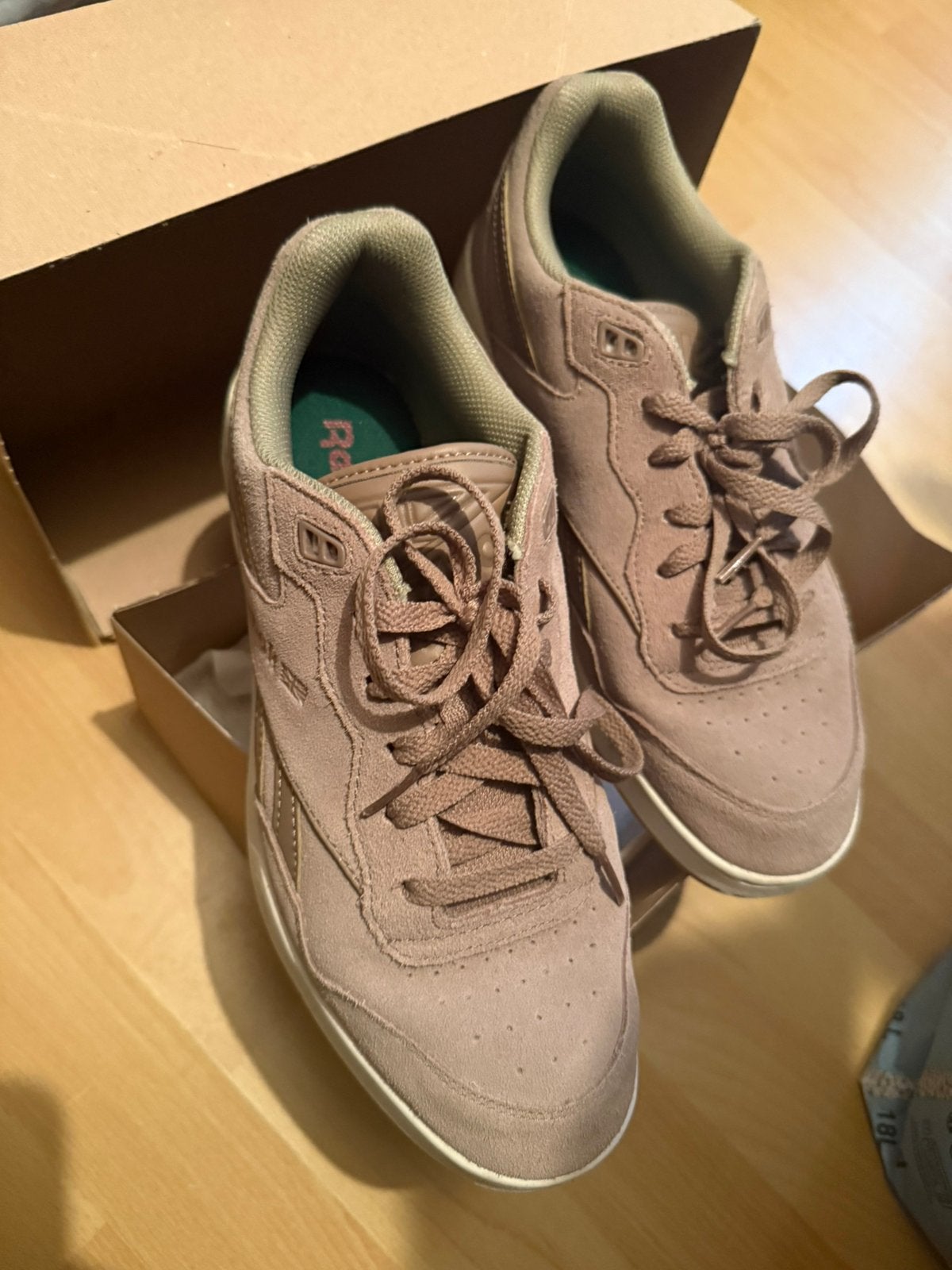 Reebok sneakers bruin beige suede maat 42,5 leer zomers, Kleding | Dames, Ophalen of Verzenden, Zo goed als nieuw, Beige, Sneakers of Gympen