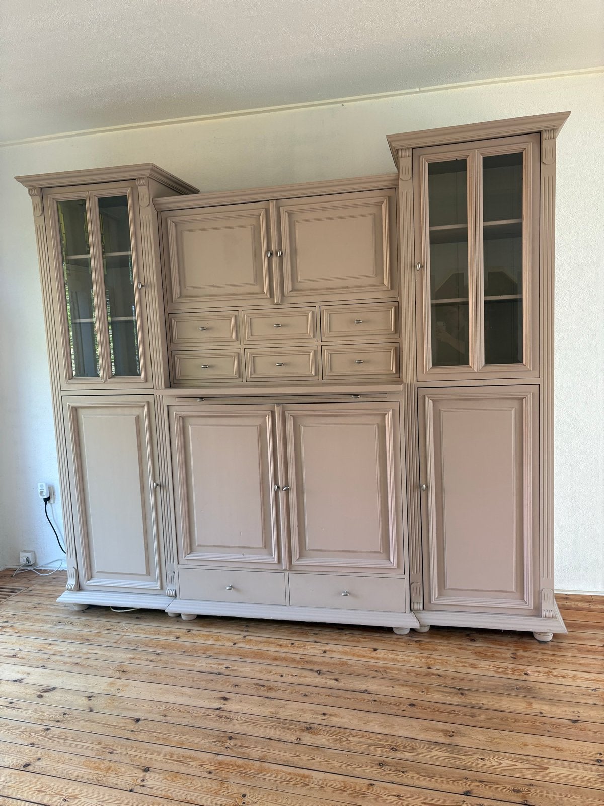 Grote beige wandkast met vitrines en lades vintage, Huis en Inrichting, Kasten | Boekenkasten, Gebruikt, 200 cm of meer, 25 tot 50 cm