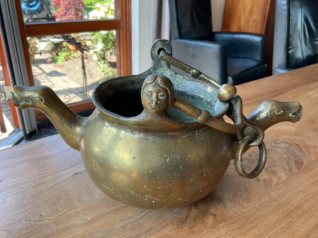 Antieke bronzen lavabo versierd met engelenkopjes en houder., Ophalen of Verzenden, Brons