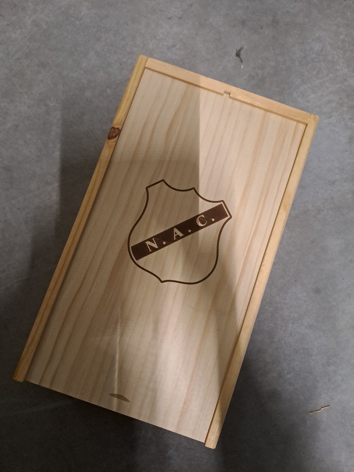 Houten wijn kistje met NAC-logo, Hout, Overige stijlen, Ophalen of Verzenden, Zo goed als nieuw
