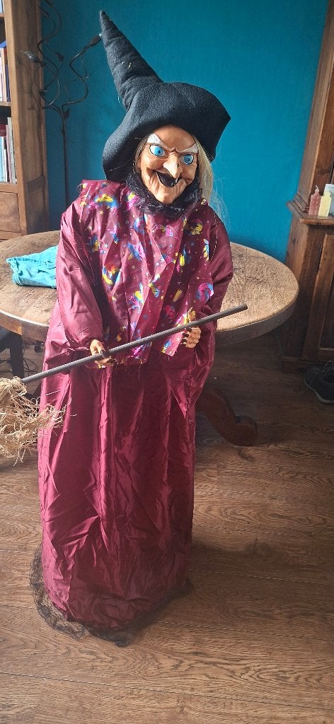 Grote Heks 150cm met Bezem HALLOWEEN, Huis en Inrichting, Overige stijlen, Ophalen of Verzenden, Zo goed als nieuw, Paars