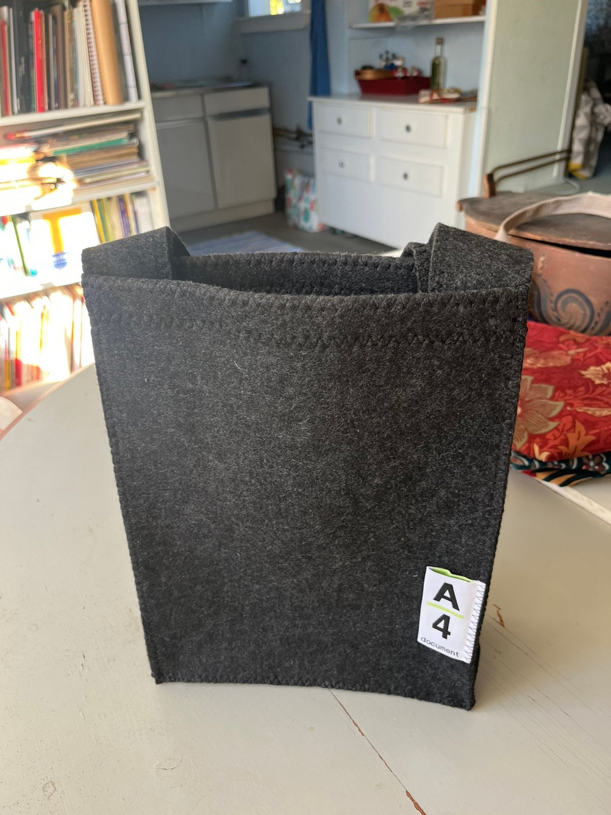 vilten tas A4 grijs zwart, Ophalen of Verzenden, Zo goed als nieuw, Zwart, Handtas
