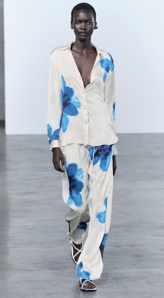 Zara Satijn Look Broekpak met Bloemenprint Maat 40/42, Ophalen of Verzenden, Zo goed als nieuw, Maat 42/44 (L), Blauw