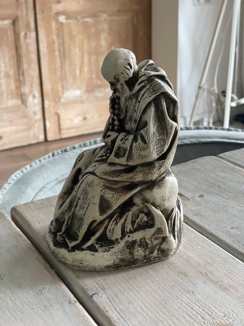 Vintage beeld. Biddende zittende monnik / pater. Rozenkrans., Ophalen, Zo goed als nieuw, Beeld(je), Christendom | Katholiek