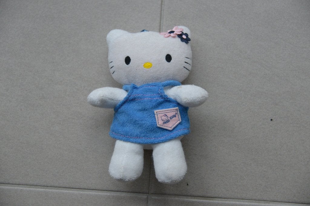 Hello Kitty - popje. Met hanglusje., Overige typen, Ophalen of Verzenden, Zo goed als nieuw, Met kleding of accessoire