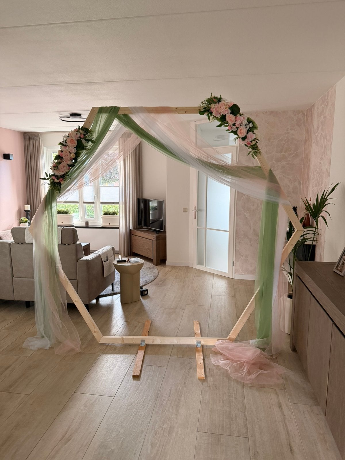 Houten Hexagon trouwboog inclusief bloemen en doeken, Ophalen, Zo goed als nieuw, Versiering, Geboorte of Huwelijk