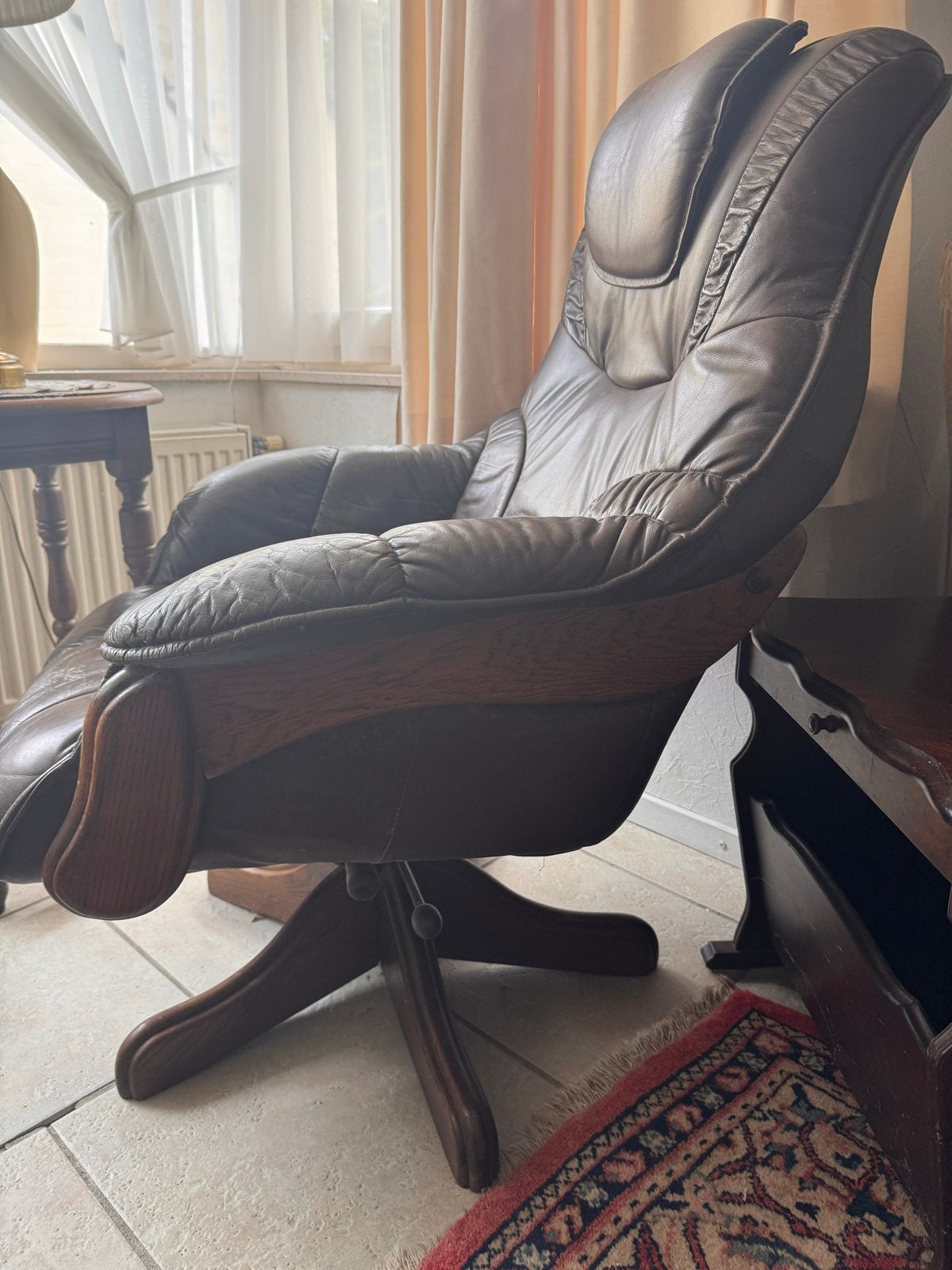 Leren relaxfauteuil met verstelbare rugleuning en houten ond, Huis en Inrichting, Ophalen, Gebruikt, Bruin, Leer