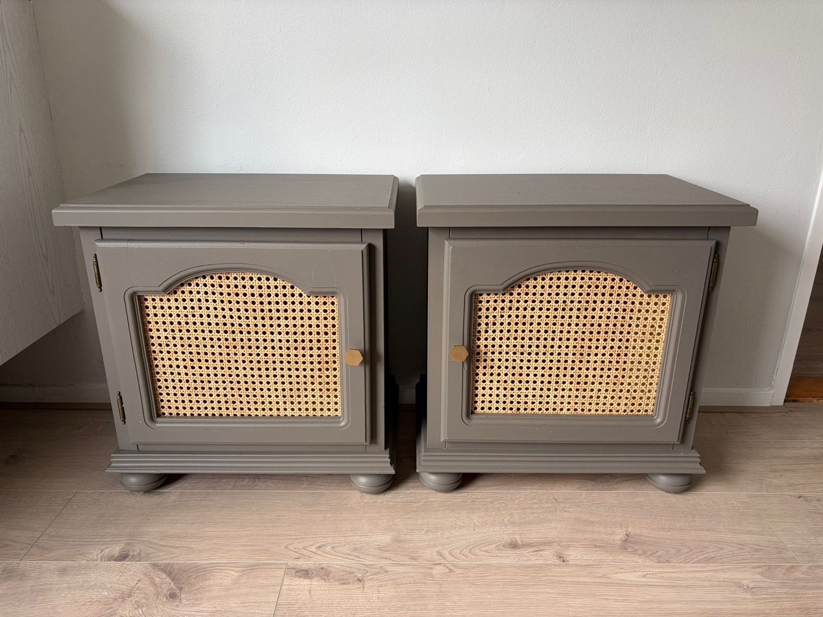 Nachtkastjes met rotan details - Set van 2, Ophalen, Gebruikt, 55 tot 70 cm, 45 tot 65 cm