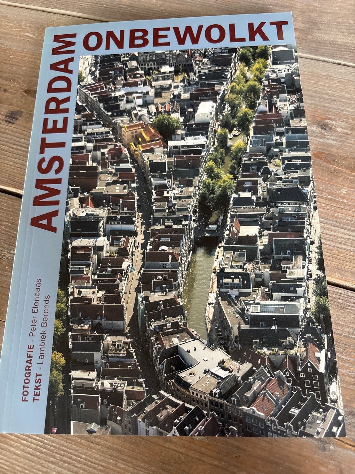 Amsterdam Onbewolkt - Groot boek met luchtfoto's, Boeken, Ophalen of Verzenden, 20e eeuw of later, Zo goed als nieuw