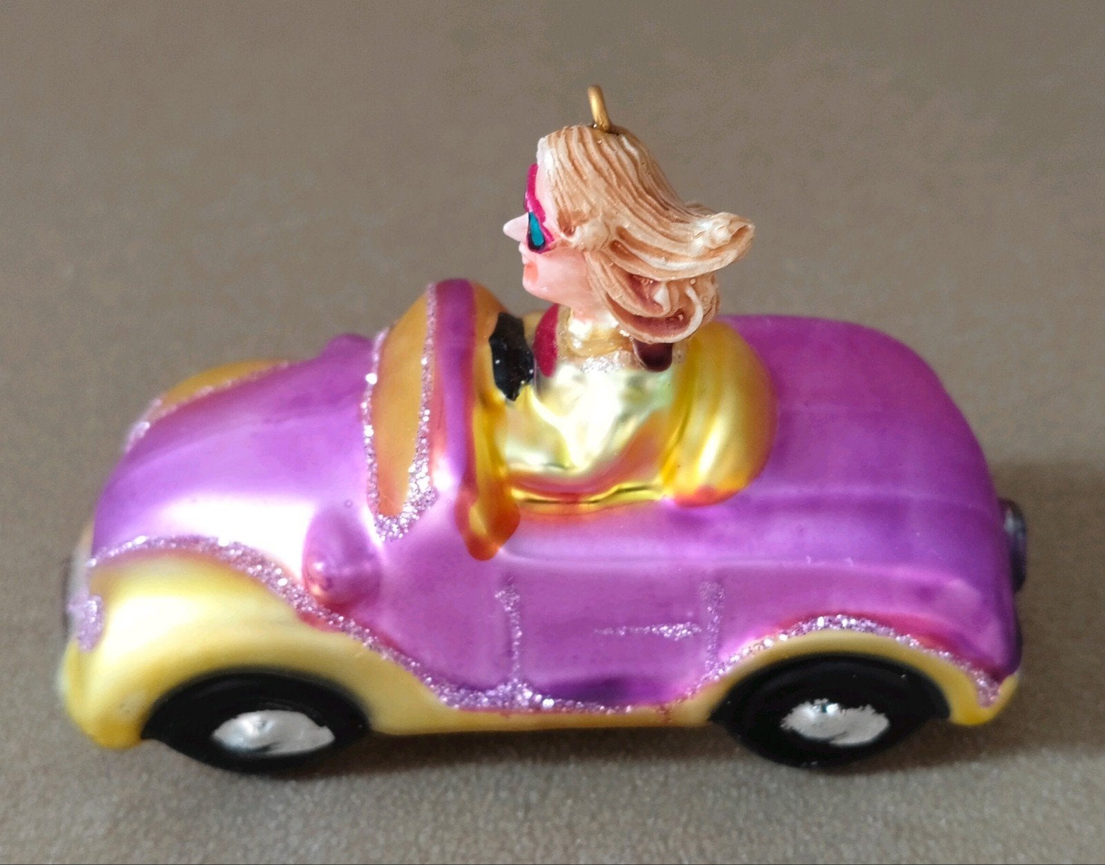 Glazen ornament roze cabriolet met dame, Verzenden, Zo goed als nieuw