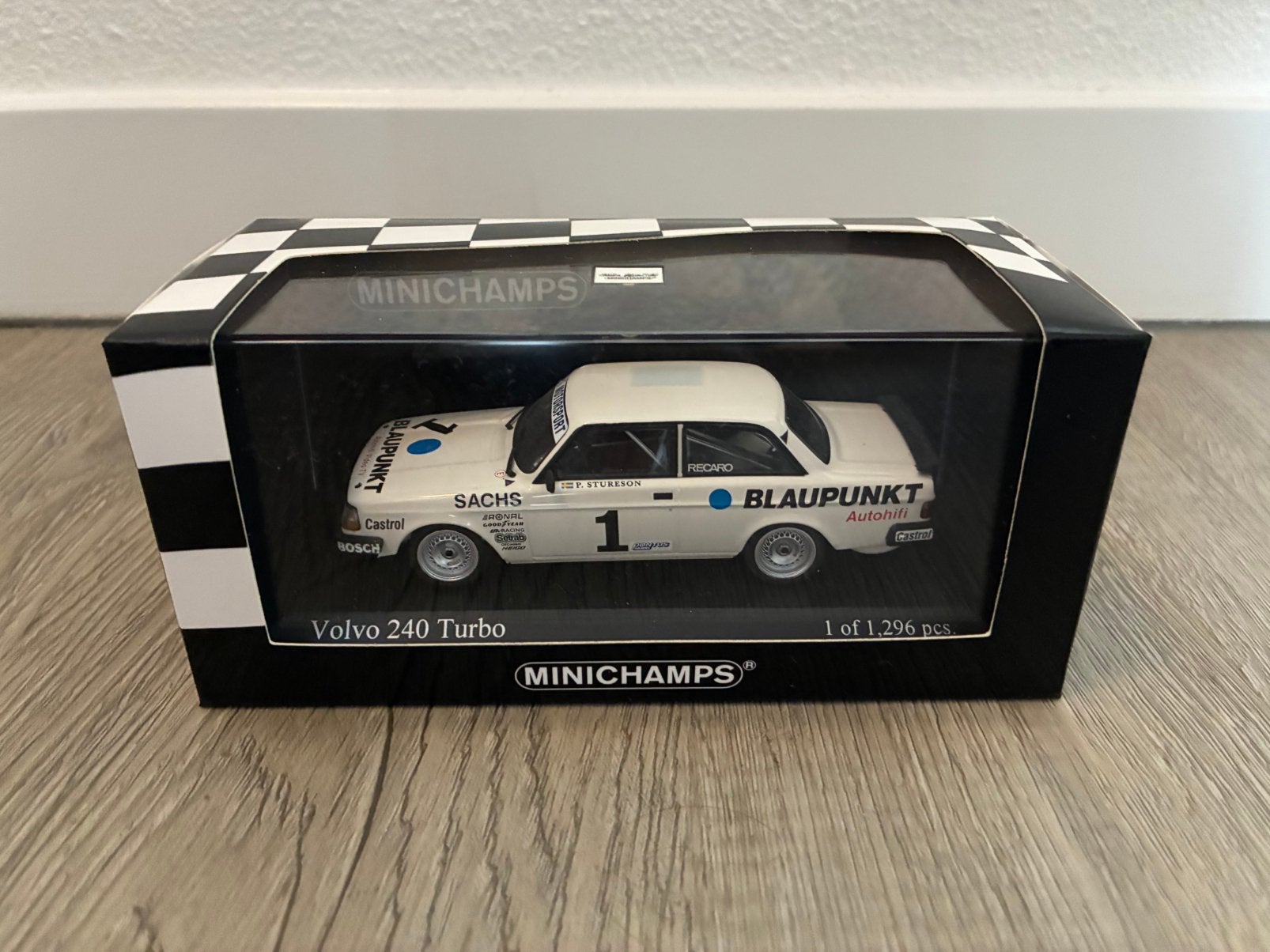 Volvo 240 Turbo - Minichamps 1:43, Hobby en Vrije tijd, Modelauto's | 1:43, Ophalen of Verzenden, Zo goed als nieuw, Auto, MiniChamps