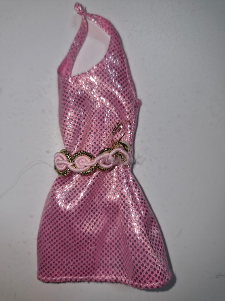 899 Roze Barbie jurk met glitter en gouden riem, Verzamelen, Poppen, Ophalen of Verzenden, Zo goed als nieuw, Kleertjes