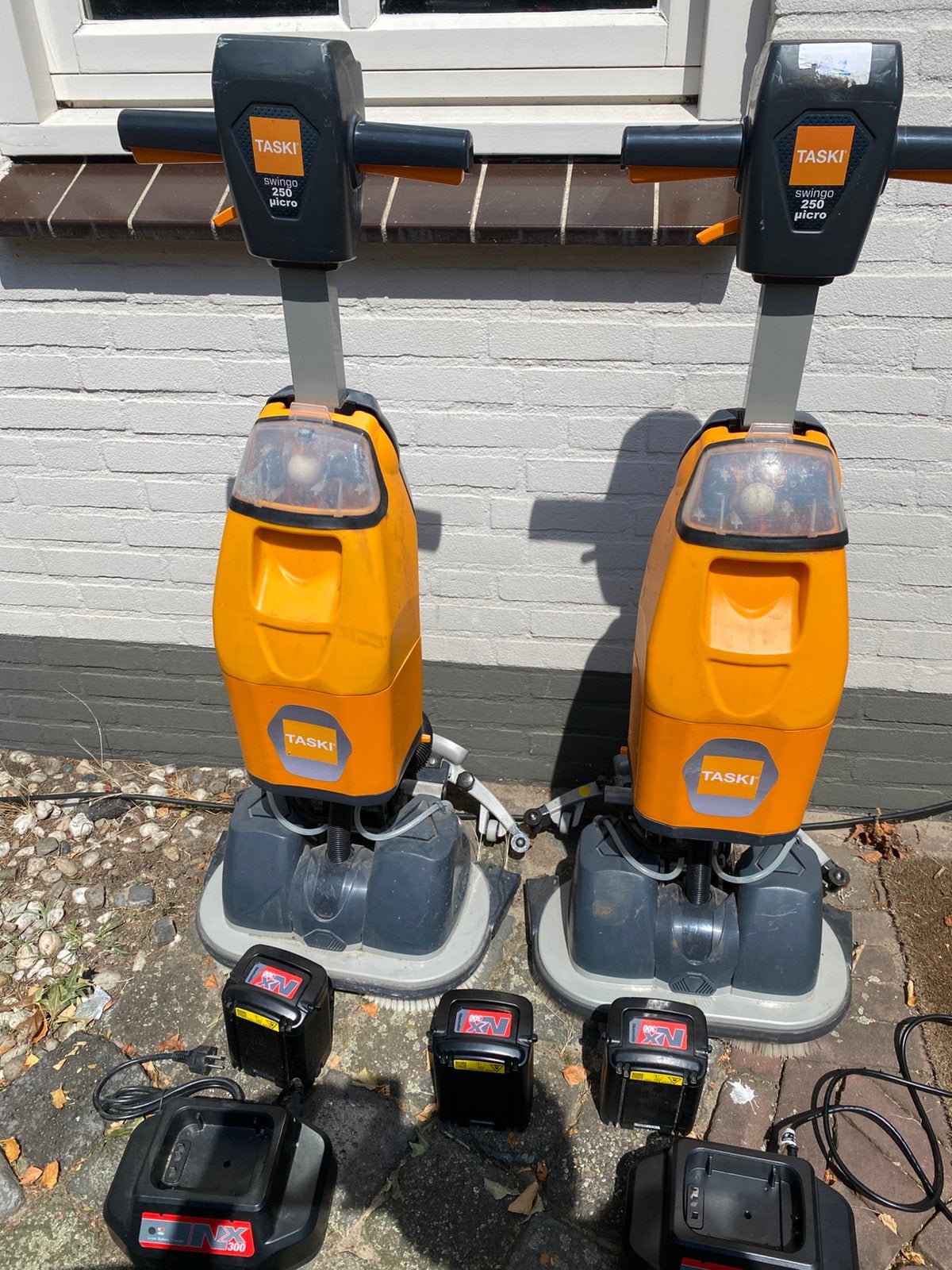 Taski swingo 250 micro schrobmachine 2stuks met 3 batterijen, Doe-het-zelf en Verbouw, Reinigingsmachines, Ophalen of Verzenden