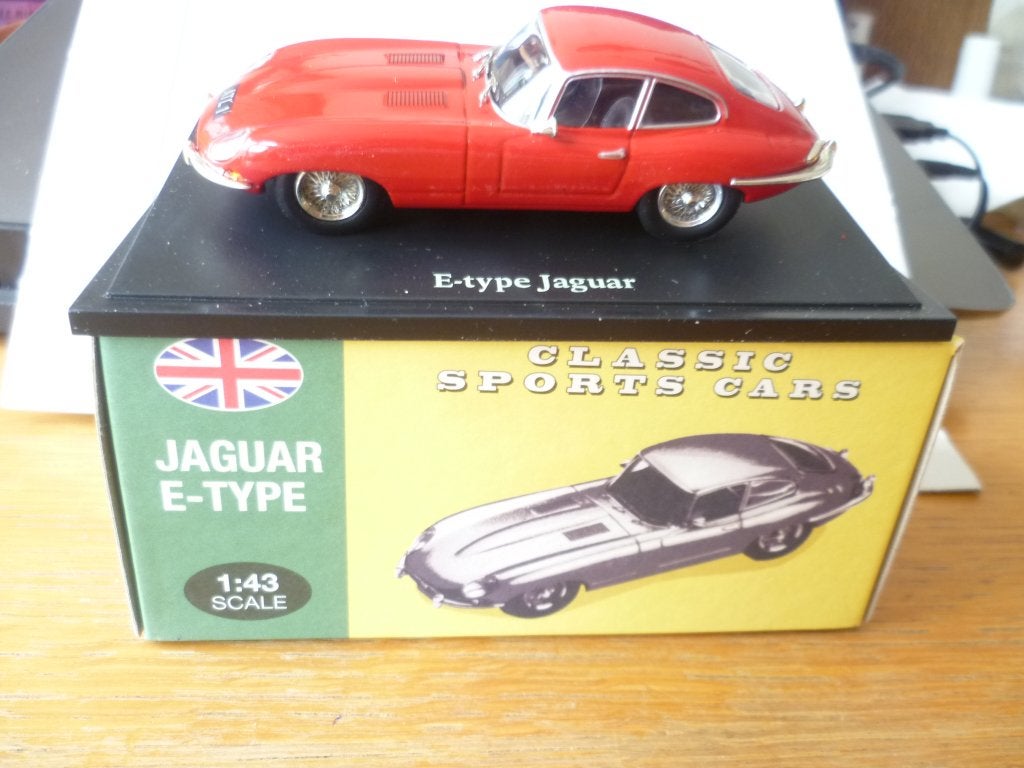 Atlas Classic Sports Car Jaguar E Type rood in doos 1:43, Ophalen of Verzenden, Nieuw, Auto, Dinky Toys