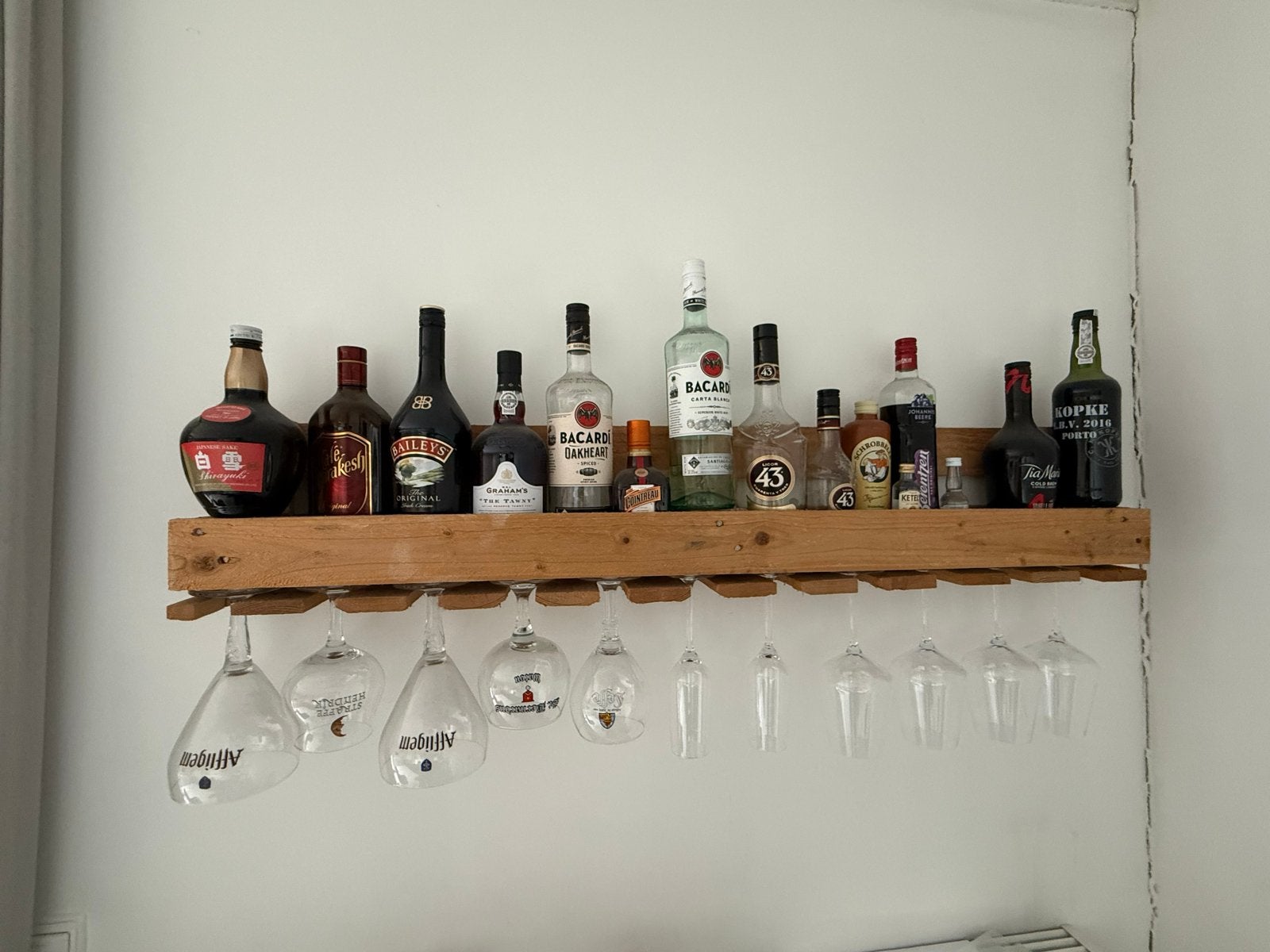 Houten flessenrek met glashouders, Gebruikt, 5 tot 15 flessen, Ophalen of Verzenden, 5 – 50