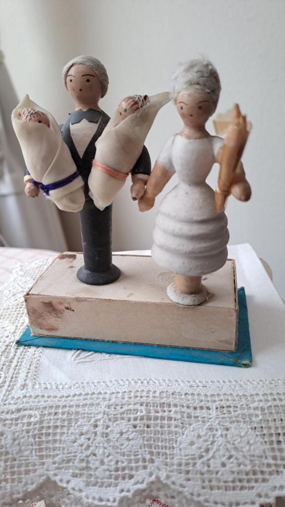 BRUIDSTAART VERSIERING BRUIDSPAAR MET 2 WIKKELKINDJES-, Verzenden